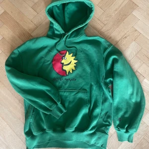 District Fortysix Hoodie - Säljer min fina District Fortysix hoodie. Hoodien är i tjockt, lite tyngre material och sitter exakt som du vill att en hoddie sitter. Den är i storlek S men är oversized. Mer som en M. 