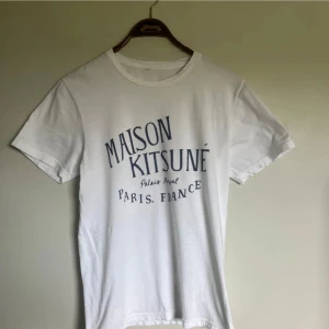 Maison kitsune t shirt - Riktigt fet och eftertraktad Maison Kitsune t shirt i nytt skick! Är lite osäker på äktheten så därför är priset just nu på 399kr! Storlek S. Tveka inte med att ställa frågor!