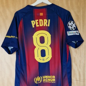 Pedri fotbollströja Barcelona 25-26 - Pedri Barcelona repIika fotbollströja 25-26. Tröjan har en lite fläck vid siffran, kolla tredje bilden. Utöver det är tröjan i perfekt skick.  Storlek: Small