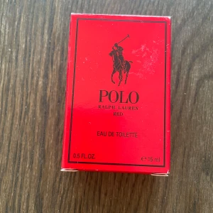Polo Red parfym 15ml från Ralph Lauren - Polo Red Eau de Toilette från Ralph Lauren i en snygg röd glasflaska med svart kork och klassisk logga. Doften kommer i en 15 ml förpackning och är perfekt att ta med sig. Lådan är röd med svarta detaljer och logotyp.