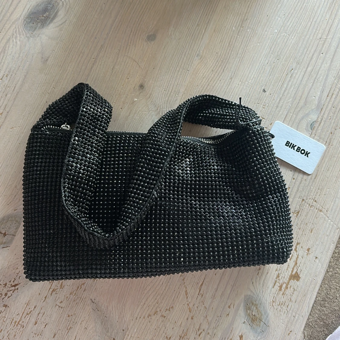 Svart glittrig axelväska från BikBok - 1