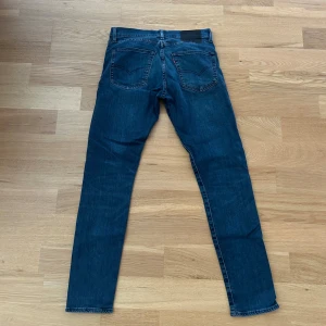 Levis jeans - Ett par jeans i absolut topp skick och som dessutom har en extremt snygg tvätt. Nypriset på dessa jeans ligger på runt 1000kr. Längden på byxorna är 100cm och midjan 38cm jämför gärna med ett par egna och sen är det fritt fram att använda ”köp nu”.