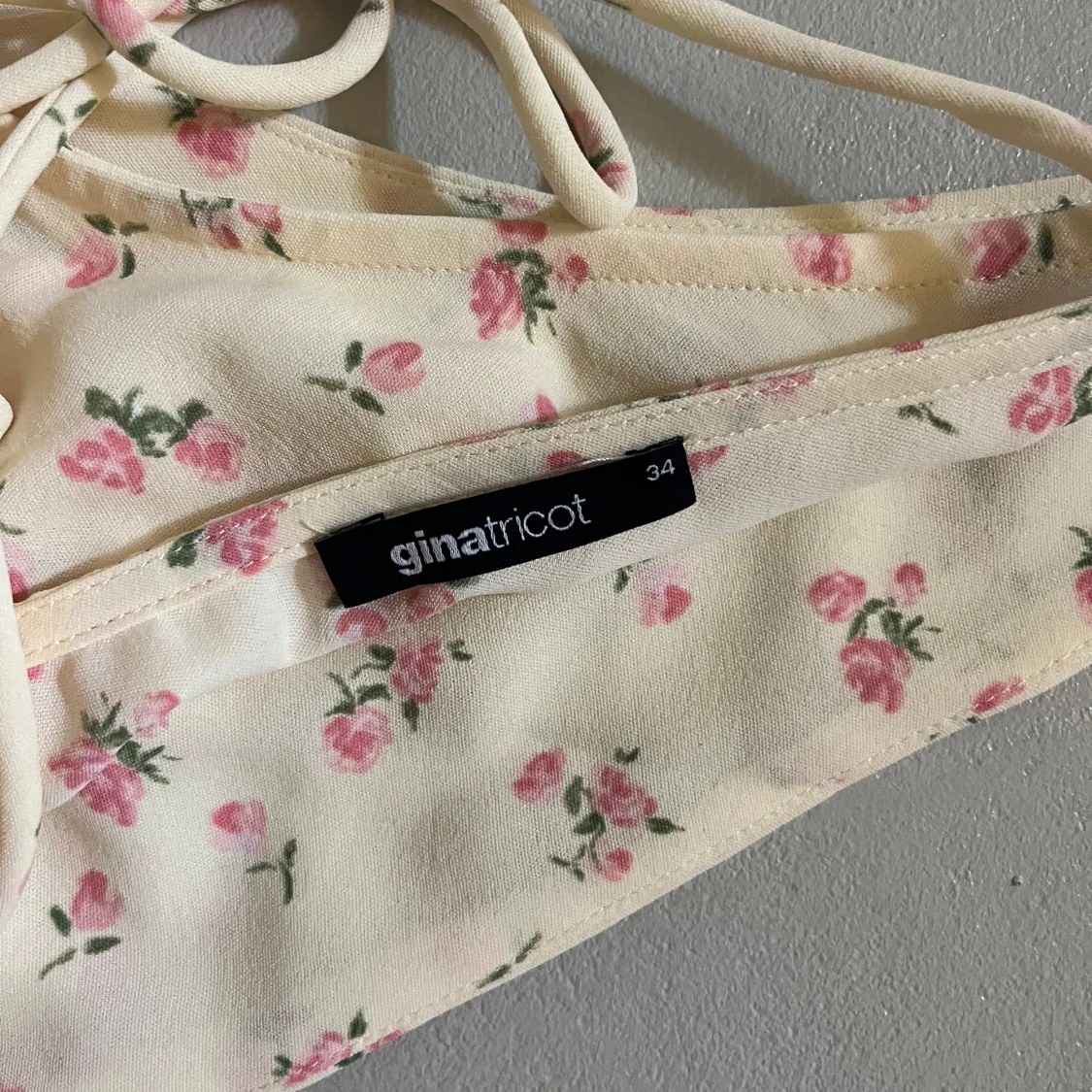 Blommig ljus kortklänning med snörning - 4