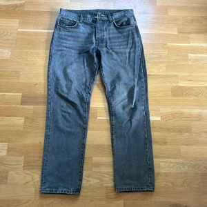 Grå jeans från ZARA Denim Standards - Snygga grå jeans från Denim Standards i klassisk rak modell från ZARA.  Materialet är robust denim i bomull.