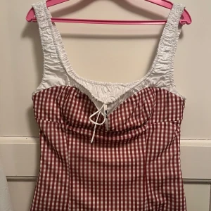 Rutig röd och vit linnetopp från Zara - Supersöt topp från Zara. Är i storlek L men passar även i mindre storlekar💕