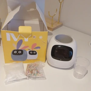 IVY - IVY är ett interaktivt kit för att odla växter på ett roligt och smart sätt. Perfekt för dig som vill utforska växternas värld hemma! Innehåller en söt planteringsrobot, kulörta kulor och allt du behöver för att komma igång. Passar unga med intresse för natur och teknik.
