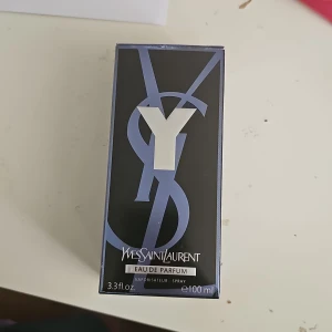 Yves Saint Laurent Y Eau de Parfum 100ml - Yves Saint Laurent Y Eau de Parfum i 100 ml flaska. Snygg, mörkgrå glasflaska med svart kork och silverdetalj med logga. Kommer i elegant svart och blå kartong med stor Y-logga. En ikonisk doft för dig som gillar stilren design och lyxig känsla.