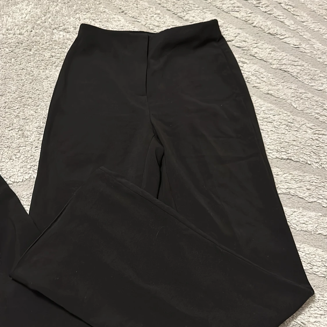 Svarta vida byxor i mjukt tyg