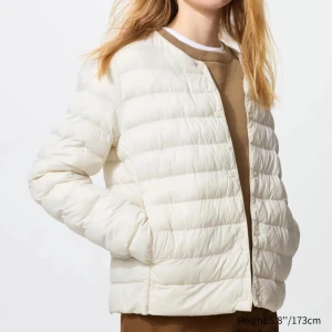 Vit uniqlo jacka  - Säljer en stilren vit quiltad pufferjacka med långärmad design. Jackan har en enkel och modern look, perfekt för kyligare dagar. Den är lätt och bekväm att bära, med en klassisk passform. Nypris 749