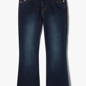 True Religion bootcut jeans mörkblå - Mörkblå true religion jeans. Köpte de som sprillans nya men knappt andvändigt de. Nypriset är ca 1299kr! Modellen är Becca och storlek 23! 
