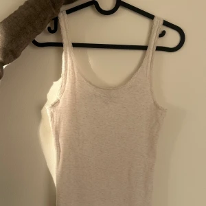 Vitt linne med spets-band - Ett vanligt vitt linne, ger lite vintage vibbar. Inte rikigt min stil och därför säljer jag den! Passar bra till layering och y2k stilen. Som sagt har både urringningen och banden spets✨❤️