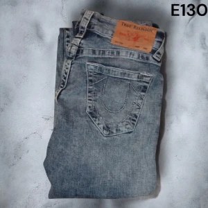 True Religon Jeans - E130: 28 w 📌Midja rakt över: 34 cm 📌Innerbenslängd: 80 cm 📌Ytterbenslängd: 101 cm 📌Skriv gärna om ni har frågor 📌