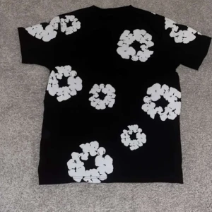 Svart denim tears T-shirt storlek s - En svart denim tears T-shirt har typ aldrig använt den o den e jätte skön o ha på sig pris kan diskuteras de ba skriva för mer info 