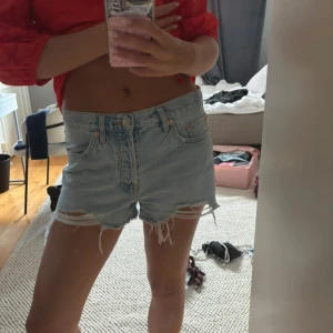 Jeans shorts - Super snygga mid rise jeans shorts. Shortens är använda ett fåtal gånger💕