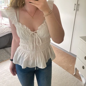 Vit volangblus - Supersöt vit blus med volangdetaljer, aldrig använd! Super bra skick! Hör av dig om du undrar något 💞💞