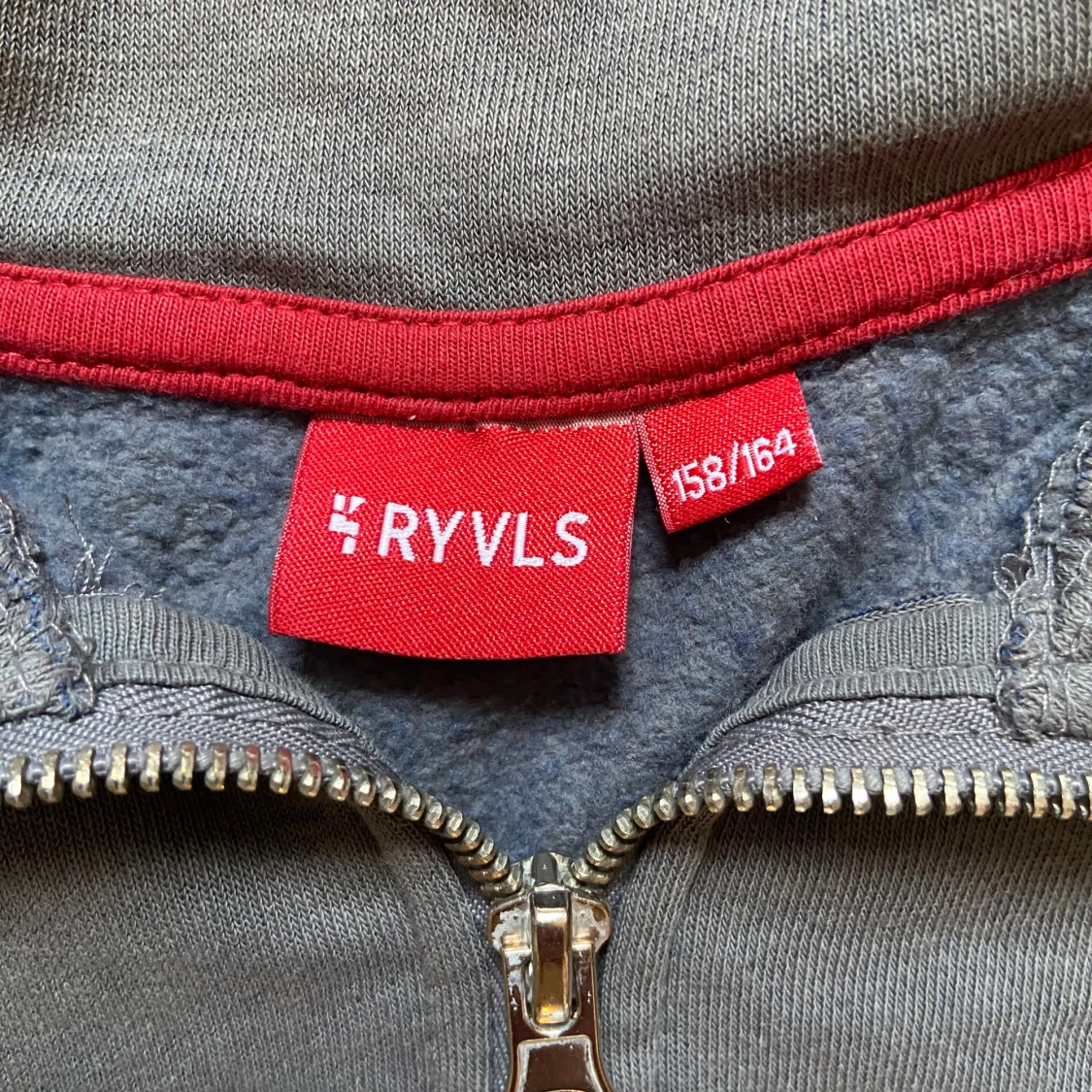 Grå half zip tröja från RYVLS - 1