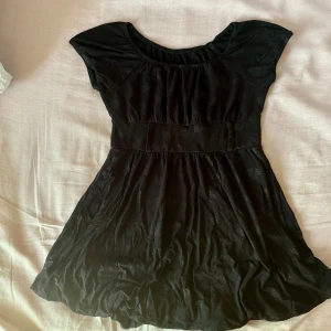 Topp - Supersöt kortärmad topp som inte kommer till användning. Den har små hjärtan på sig  💕