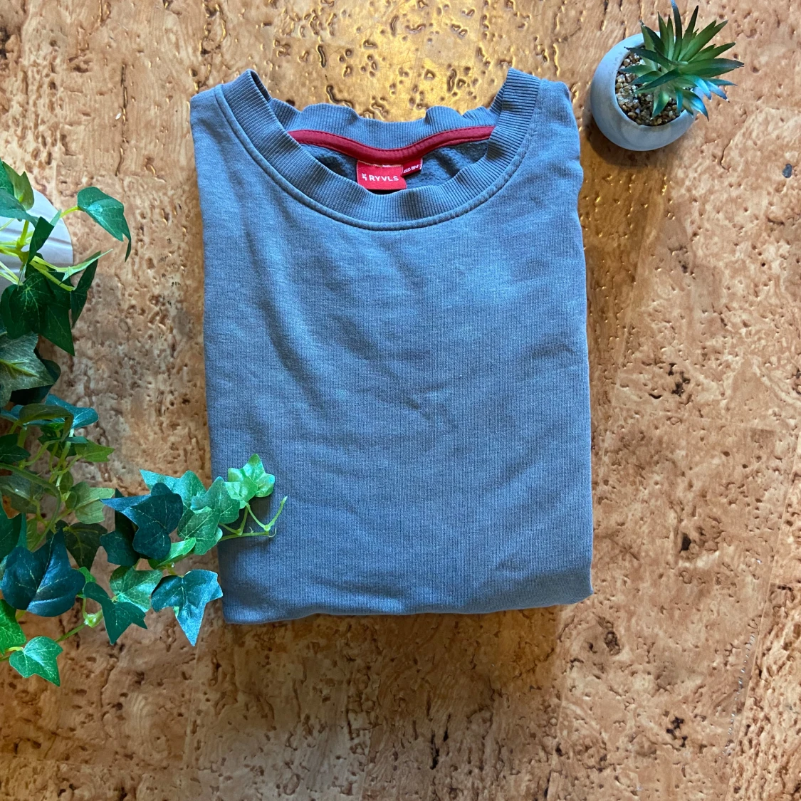 Grå sweatshirt från RYVLS - 1