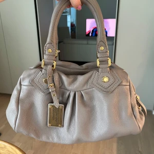 Marc Jacobs baby groove väska - Säljer min superfina baby groove väska ifrån Marc Jacobs (lilla modellen)! Nyskick, långa bandet tillkommer 💓