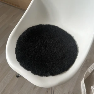 Stol pläd - Säljer denna stolpläd som jag köpt på Rusta för ett litet tag sedan. Den har använts flitigt men är fortfarande i väldigt bra skick. Den är gjort av läder vilket gör att den håller väldigt bra. Den är fortfarande väldigt skön och perfekt om du dekorerar ditt rum