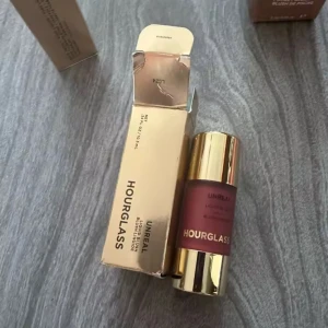 Hourglass Unreal Liquid Blush - Flytande rouge från Hourglass i en lyxig guldig förpackning. Färgen är en djup bärig rosa som ger kinderna en fräsch och naturlig glow. Perfekt för att skapa en mjuk och jämn finish med ett modernt intryck.