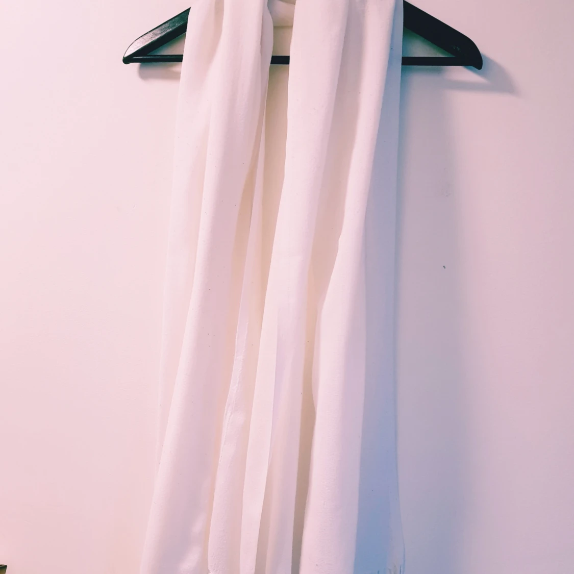 Vit halsduk med fransar - 1