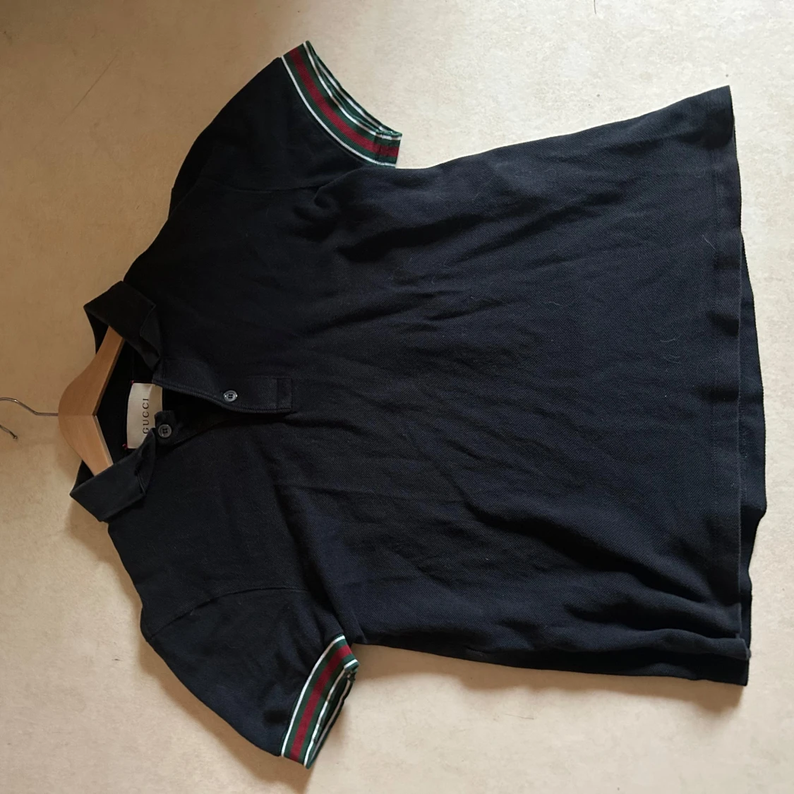 Svart Gucci pikétröja med ränder