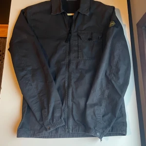 Stone Island jacka - Stone Island vindjacka i bra skick! Jackan har inga defekter och är i hög kvalité. QR kod finns att skanna inuti! Pris går att diskutera.