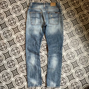Nudie jeans  - Ett par nudie jeans grim Tim I 9/10 skick och med sjukt feta slitningar ✨. Skriv vid frågor så svarar jag så fort jag kan ✅