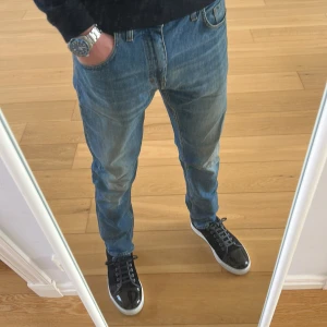 Tiger of sweden jeans  - Tjena säljer ett par tiger of sweden jeans i strl 30/32 och är i modellen pistolero. Jeansen är i bra skick hör gärna av dig vid några frågor?😁