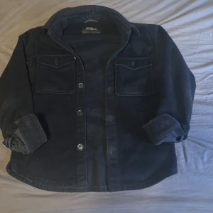 Oscar Jacobsson overshirt  - Tjena! Säljer nu en rikigt fet overshirt från oscar Jacobsson, skicket på overshirten är nästintill nyskick förutom en knapp som lossnade fast är syd på nu! Ny pris ligger runt 3400 men säljer min för 899! Overshirten har en rikigt go passform samt rikigt skönt material som funkar perfekt för sena sommarkvällar eller till hösten! Vid med funderingar eller frågor så får ni gärna skriva till mig. /// MVH Timelessfashion 😃