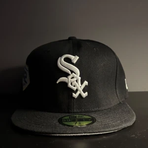 New Era keps - Säljer en stilren och unik New Era 59FIFTY keps i samarbete med MLB och Jackie Robinson Day. Kepsen har en stilren framsida med den klassiska ”Chicago White Sox” logan. På sidan sitter en snygg broderad ditalj med basketspelare Jackie Robinson nummer. Passar till alla tillfällen. Denna keps är ett MÅSTE till sin gaderob eftersom man kan matcha den med allt. Kepsen är i mycket fint sick. Storlek: 7-1/4 (57,7cm). Sicka gärna frågor, jag svarar snabbt!😀🧢