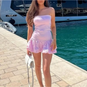 Rosa ärmfri ballongklänning från Zara  - En så så fin klänning som inte hunnit komma till användning, därför i nyskick! Slutsåld på hemsidan 