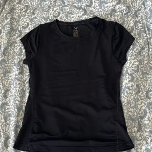 Svart träningstopp  - träningstopp med rund hals och korta ärmar🩷