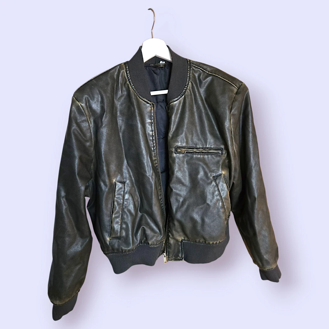 Skinnjacka i konstläder i storlek L från Divided