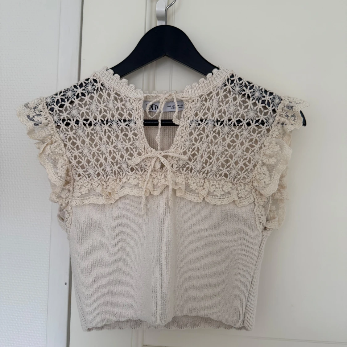 Beige stickad blus med spets från Zara