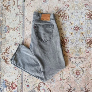 Levis 501- grå - Säljer dessa Levis 501 i nyskick för suveränt pris.  W32- L30