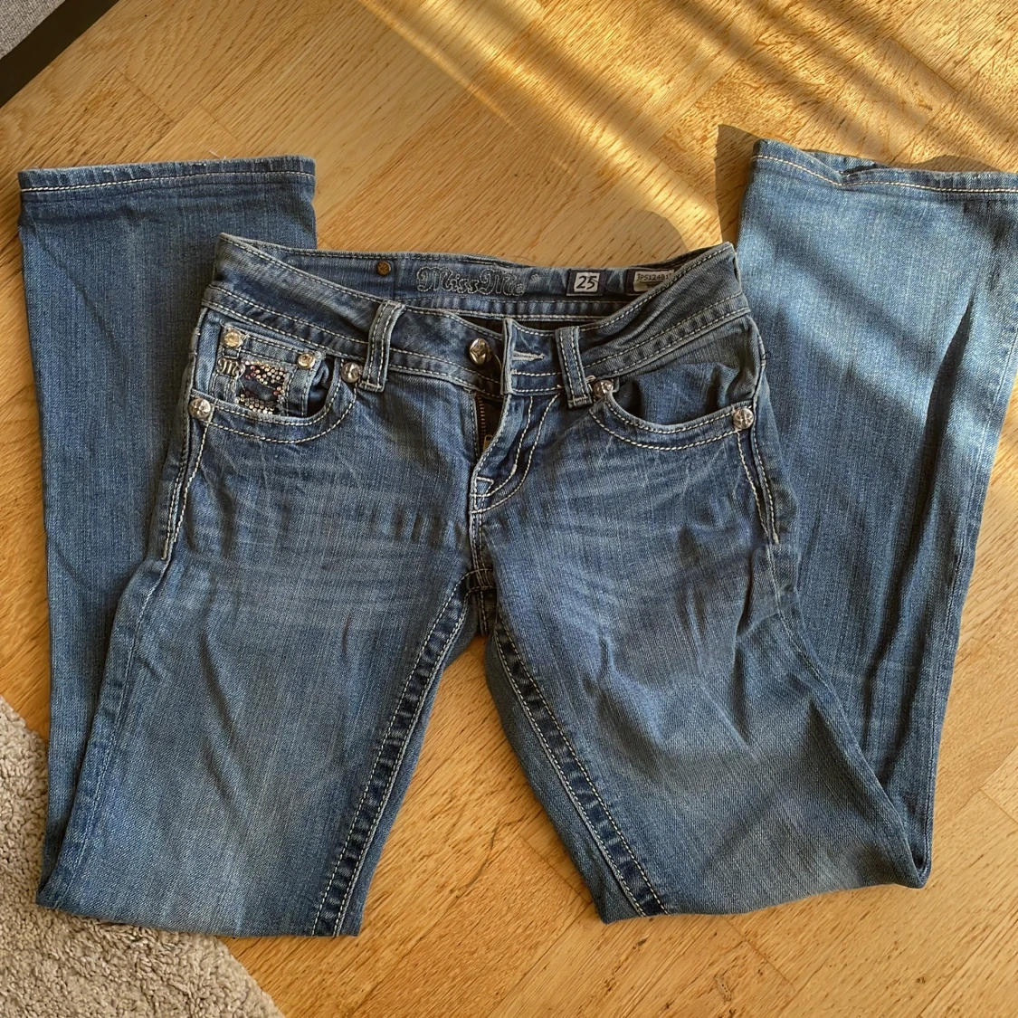 Miss Me bootcut jeans storlek 25!💗😊
