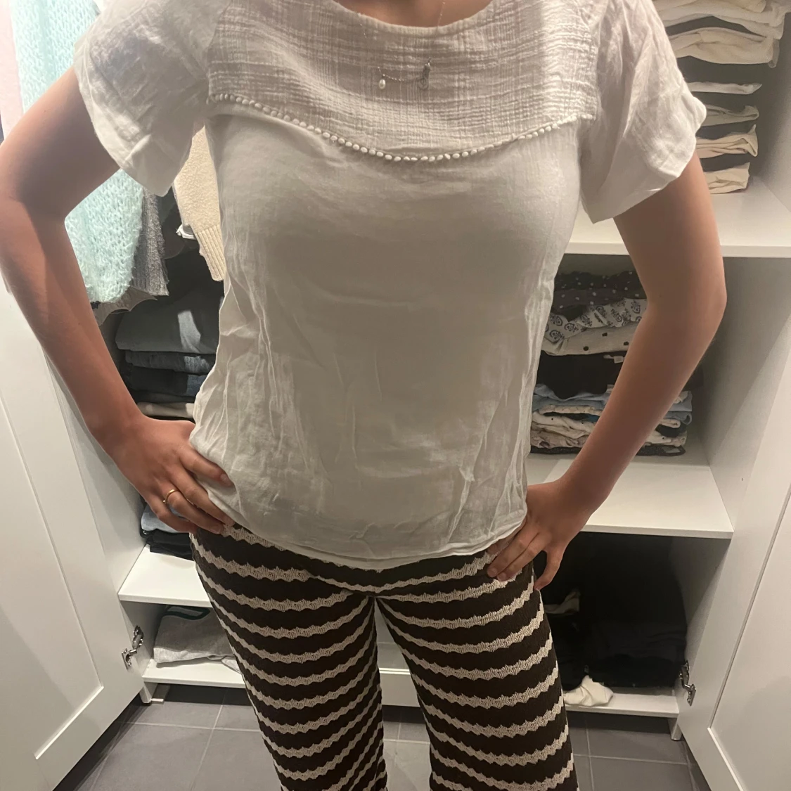 Vit blus med struktur