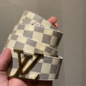 Vitt bälte - Helt oanvänt. skriv för frågor! fler storlekar och färger i profilen!! 