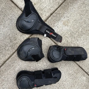 Svarta benskydd från EquiXpert -  Jättefina benskydd i storlek ponny men passar cob använda ett par gånger