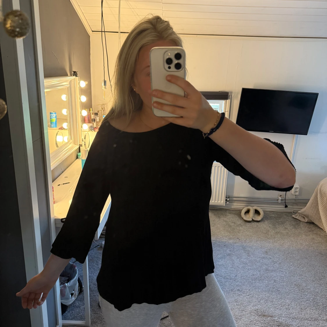 Svart plisserad blus med rosetter