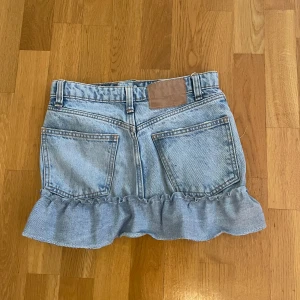 Jeanskjol med volang  - Supersöt ljusblå jeanskjol som jag sytt ifrån ett par Zara jeans. Den är lite för liten i midjan för mig därför har jag inte knäppt. 