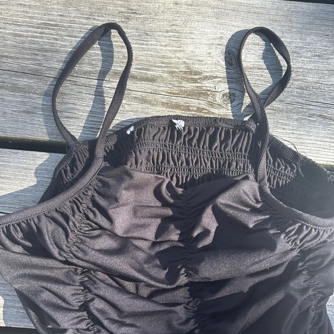 Svart ruched linnetopp med smala band - 2