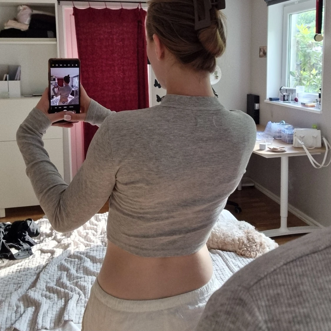 Grå croppad långärmad tröja - 1