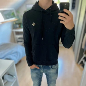J.lindeberg Hoodie - Mycket fint skick, enda ”defekten” är att metallsaken på ena snöret är borta. Storlek M passar dig som är mellan 178-188cm. Nypris ca 2500kr. Modellen är 185 cm, 79 kg. Skriv för mer information!🤝
