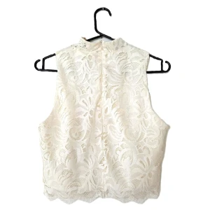 Set från H & M överdel & kjol vita / beige Ny prislapp strl 42 mönstrat sommar - Ett set med överdel och kjol i vitt / beige från H & M. Material: Bomull & polyester. Storlek: 42. Underbara sommarplagg, luftiga och härliga, endast provade vid köp.  Skick: helt nya / oanvända (prislapparna kvar, kan skicka bilder även på dessa).  Från djur- samt rökfritt hem.