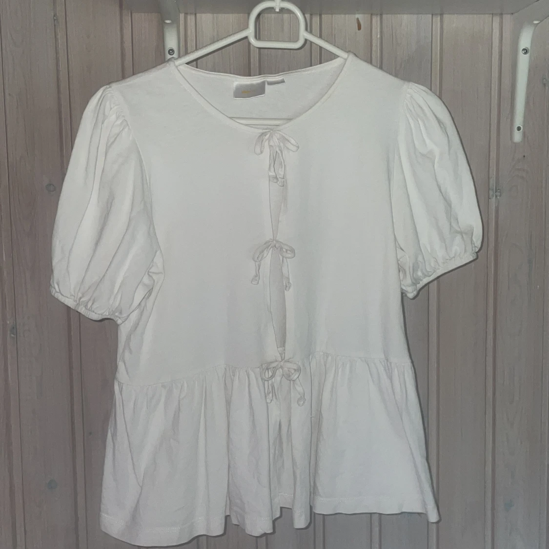 Vit blus med rosetter💓