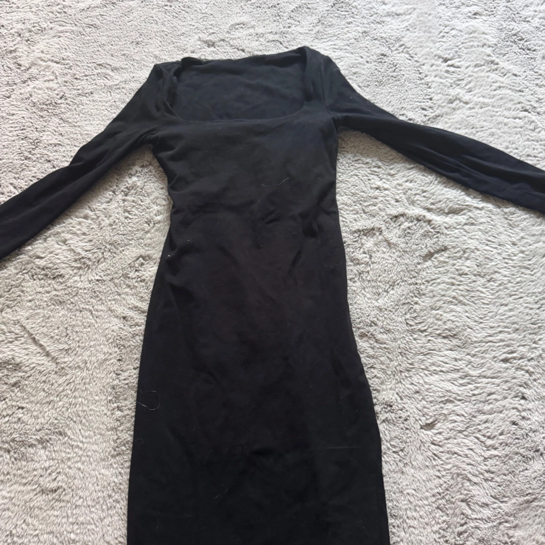 Svart långärmad klänning med fyrkantig ringning