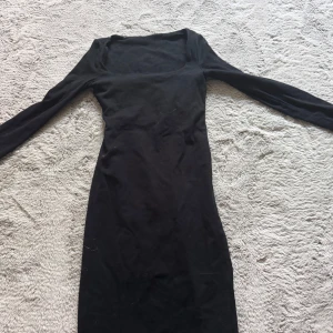 Svart långärmad klänning med fyrkantig ringning - En stilren svart långklänning med lång ärm och snygg fyrkantig ringning. Klänningen har en figurnära passform och är tillverkad i ett mjukt material som känns bekvämt mot huden. Köpt på shein och inte använd så mycket☺️
